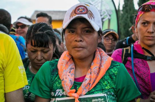 Yang Lain Tampil Serius, Cewek Ini Jadi Juara Lomba Maraton dengan Cuma Pakai Rok dan Sandal Lusuh