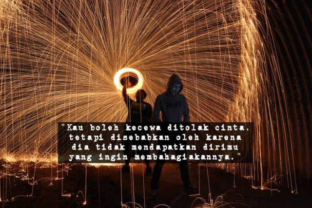 Quotes Pidi Baiq Ini Bikin Cowok Memandang Cinta Dari Sisi yang Berbeda. Simpel Tapi Ngena Banget!