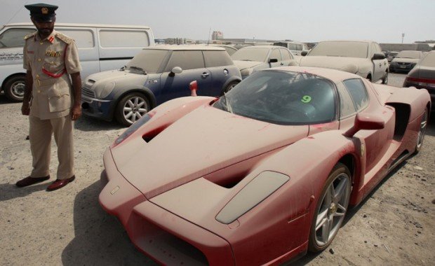 Mobil Ferrari Seharga 5 Miliar Dibuang Pemiliknya di Lapangan Desa, Begini Nih Kalau Kebanyakan Duit