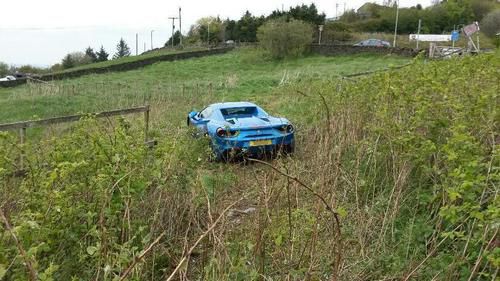 Mobil Ferrari Seharga 5 Miliar Dibuang Pemiliknya di Lapangan Desa, Begini Nih Kalau Kebanyakan Duit