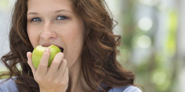 Ini Dia 8 Jenis Makanan yang Bikin Gigi Putih Bersinar. Masih Suka Ngopi? Santai!