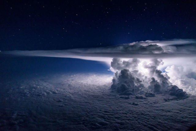 Begini Pemandangan Langit yang Dilihat Oleh Para Pilot. Bikin Merinding dan Sangat Menakjubkan!