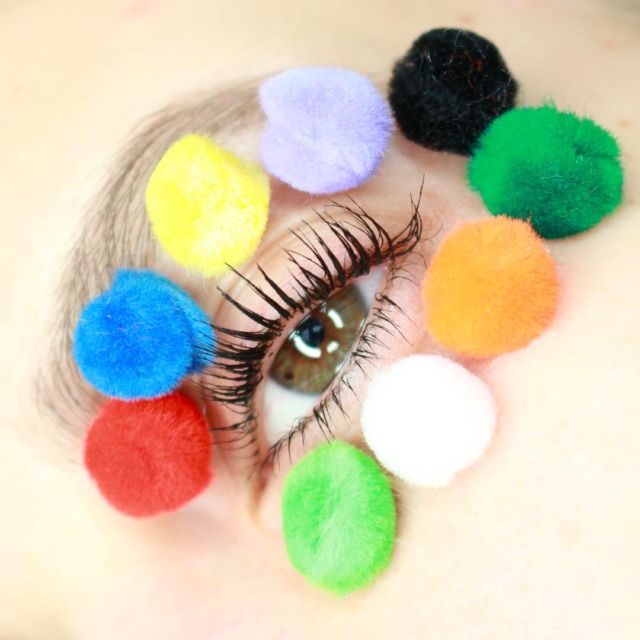 Lagi Tren di Instagram; Pompom Makeup yang Membuat Penampilan Terlihat Unik dan Berbeda