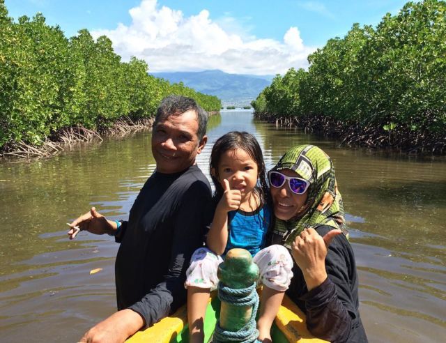 mamak dan bapak jalan jalan