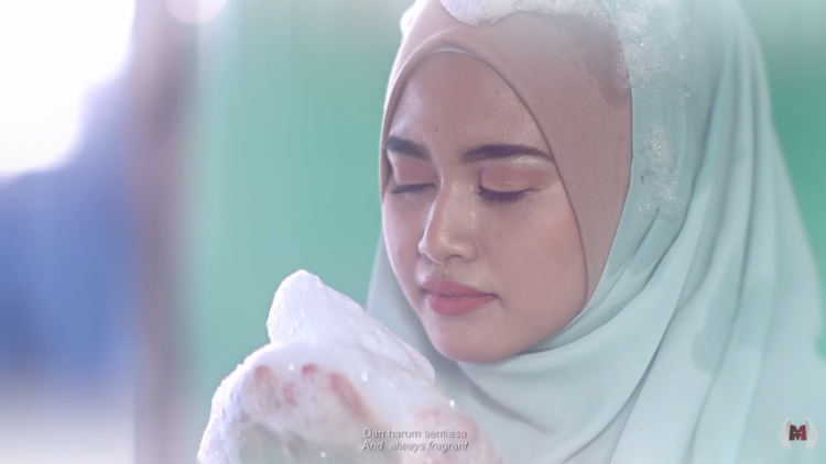 Iklan Sampo Malaysia Ini Absurd Banget, Keramas Kok Pakai Jilbab? Eh Tapi Ada Penjelasannya Lho