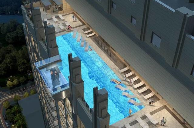 Cuma di Sky Pool Kita Bisa Berenang di Atap Lantai 42, Lihat Jalan Langsung dari Ketinggian 500 Kaki