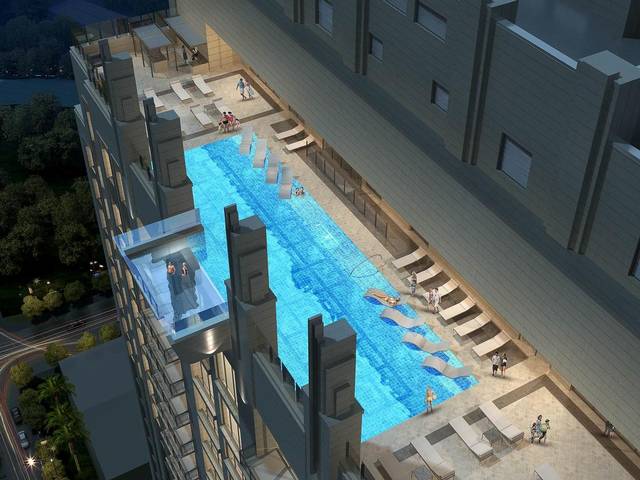 Cuma di Sky Pool Kita Bisa Berenang di Atap Lantai 42, Lihat Jalan Langsung dari Ketinggian 500 Kaki