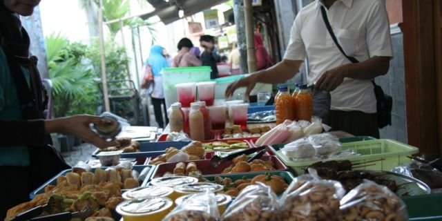 Takjil buka puasa emang seger-seger!