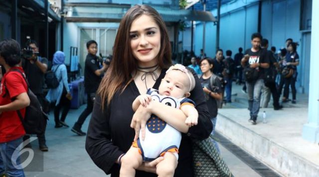 6 Artis yang Sekarang Sudah Jadi Mama Muda. Bisa Banget Kamu Sontek Gayanya!