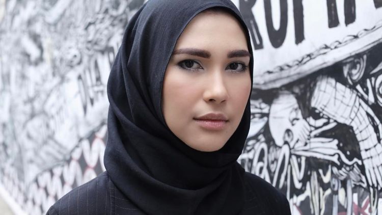 Modis dengan Tampilan Monokrom Alias Hitam-Putih Ala Rani Hatta. Para Hijabers Wajib Coba!