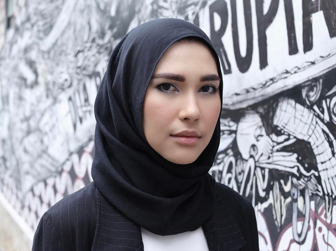 Modis dengan Tampilan Monokrom Alias Hitam-Putih Ala Rani Hatta. Para Hijabers Wajib Coba!