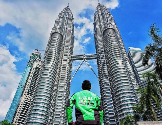 Abang Gojek Ini Bisa Liburan ke Malaysia, Masa Kamu di Kantor Mulu Nggak Ke Mana-Mana?