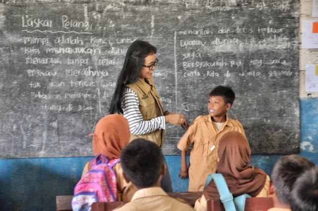 Inspirasi dari Dhika, Gadis Stylish yang Memilih Jadi Guru di Pedalaman