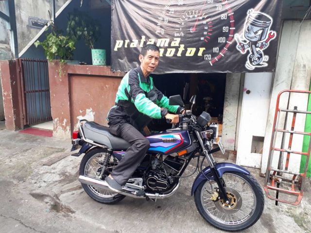 Klub Motor Ini Bantu Perbarui Motor Lusuh Seorang Pak Gojek. Solidaritas Pengendara RX King Nih!