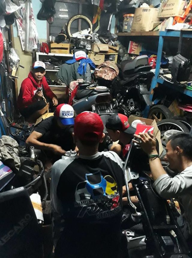 Klub Motor Ini Bantu Perbarui Motor Lusuh Seorang Pak Gojek. Solidaritas Pengendara RX King Nih!