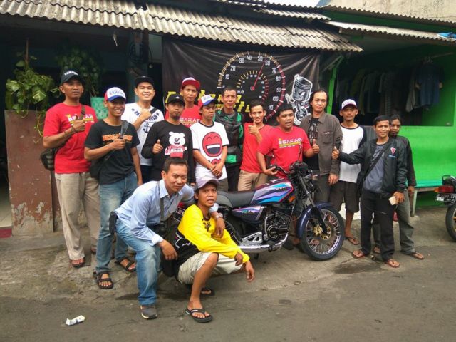 Klub Motor Ini Bantu Perbarui Motor Lusuh Seorang Pak Gojek. Solidaritas Pengendara RX King Nih!