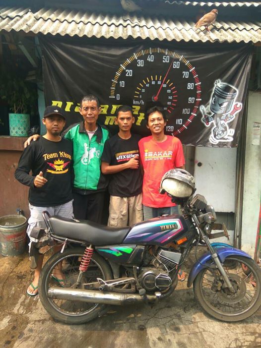 Klub Motor Ini Bantu Perbarui Motor Lusuh Seorang Pak Gojek. Solidaritas Pengendara RX King Nih!