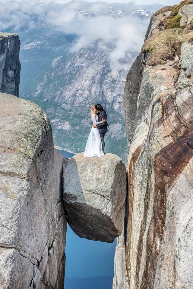 Pasangan Ini Foto Prewedding Aja Sampai ke 15 Negara Lho. Dari Norwegia Sampai Gunung Sinabung!