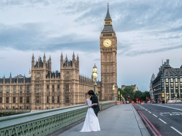 Pasangan Ini Foto Prewedding Aja Sampai ke 15 Negara Lho. Dari Norwegia Sampai Gunung Sinabung!