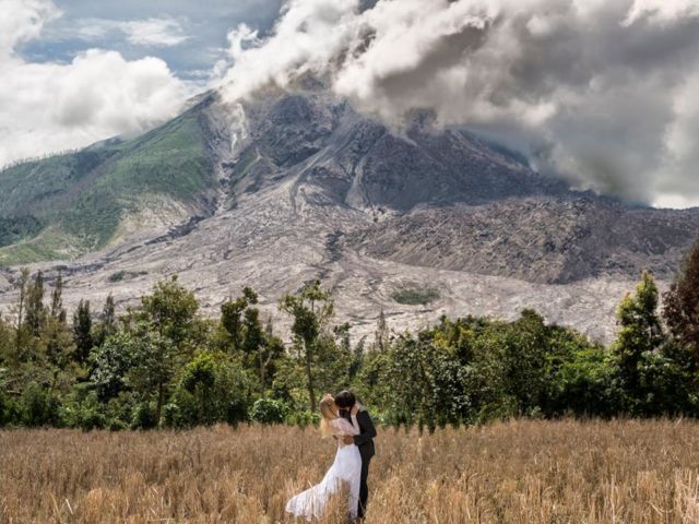 Pasangan Ini Foto Prewedding Aja Sampai ke 15 Negara Lho. Dari Norwegia Sampai Gunung Sinabung!