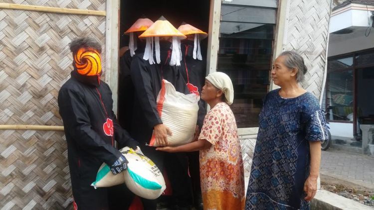 Organisasi Akatsuki di Dunia Nyata Ini Bagi-Bagi Zakat Fitrah di Bulan Puasa, Naruto Aja Kalah