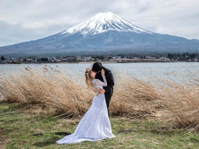 Pasangan Ini Foto Prewedding Aja Sampai ke 15 Negara Lho. Dari Norwegia Sampai Gunung Sinabung!