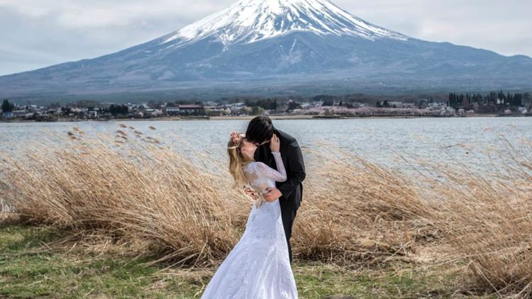 Pasangan Ini Foto Prewedding Aja Sampai ke 15 Negara Lho. Dari Norwegia Sampai Gunung Sinabung!