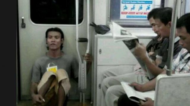 15 Potret Kelakuan Unik dan Kocak Penumpang KRL Ini Emang Bikin Ngakak. Memang Lucu Sih