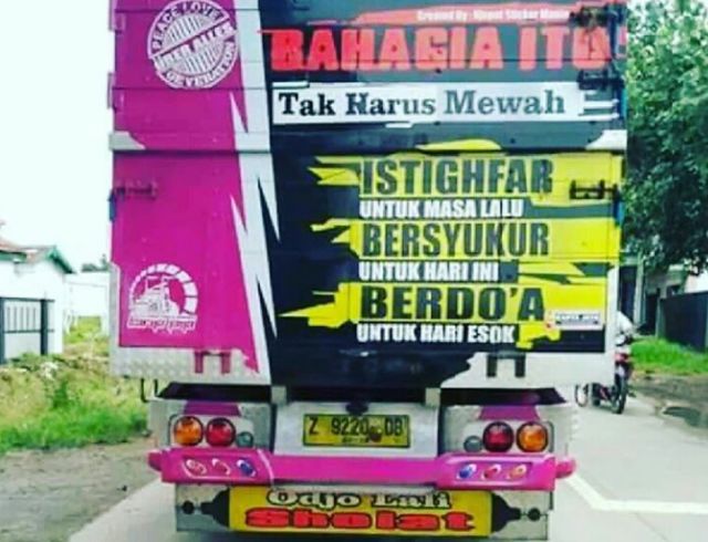 Kontras Dengan Image Supirnya yang Garang, Tulisan di Truk Ini Justru Melankolis. Asli Kocak Ini!