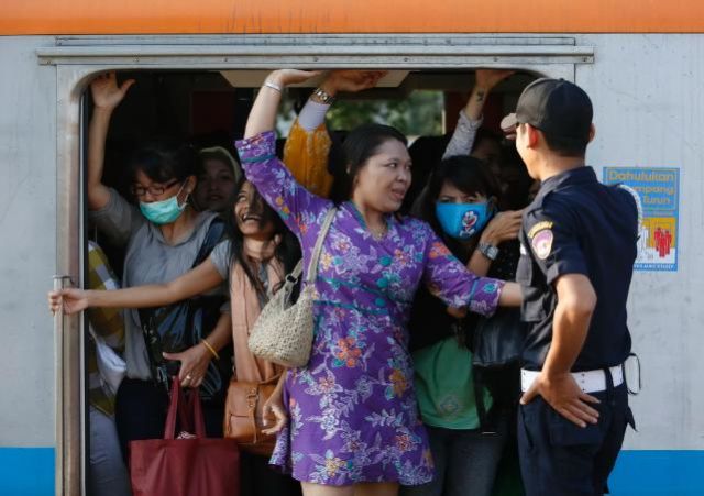 Cewek Ini Terekam Kesurupan di KRL, Teriak Histeris Minta Kopi Hitam Pahit!