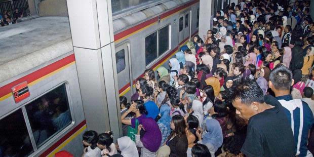 Ternyata Begini Alasan Kenapa Gerbong Wanita di KRL Adalah Jadi Tempat yang Sadis dan Mengerikan!