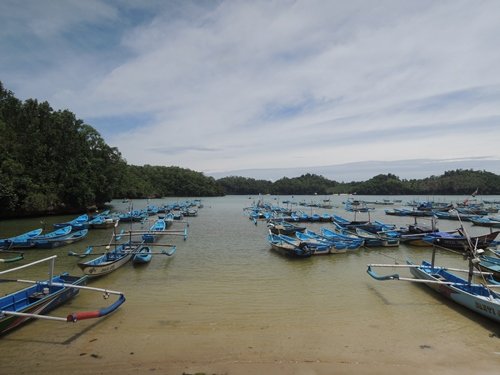 perahu nelayan di pantai tawang