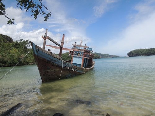 kapal kuno di pantai tawang