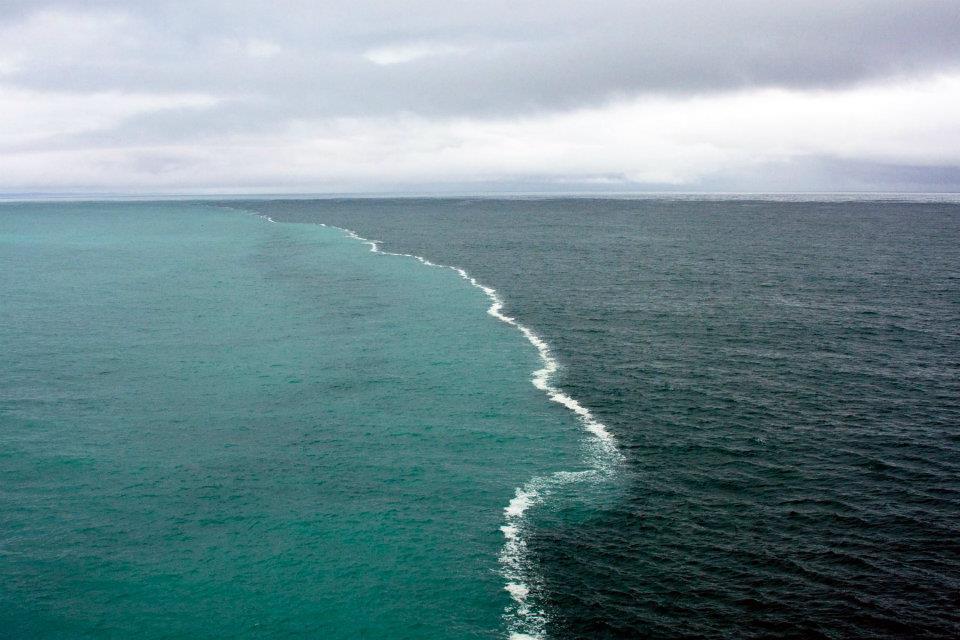 Bukan Sulap Bukan Sihir, Dua Air Laut Ini Bertemu Tapi Tak Pernah Menyatu. Ada Beberapa Nih di Dunia