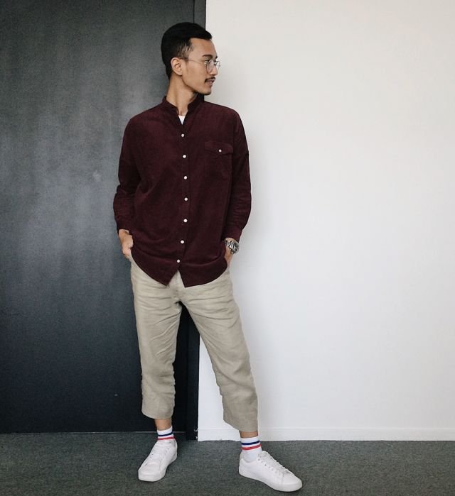 Siluet oversized dengan padu padan warna yang selaras, dengan bahan velvet dan linen, dilengkapi aksesori unik dari kaos kaki dengan pattern.