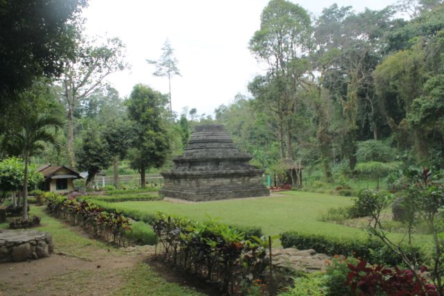 Candi Suberawan yang berupa stupa