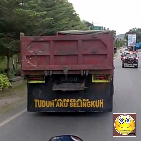 Kontras Dengan Image Supirnya yang Garang, Tulisan di Truk Ini Justru Melankolis. Asli Kocak Ini!