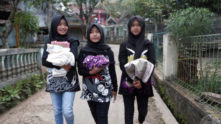 Keren! 3 Remaja Putri Berhijab Asal Garut Ini Lihai Memainkan Musik Metal