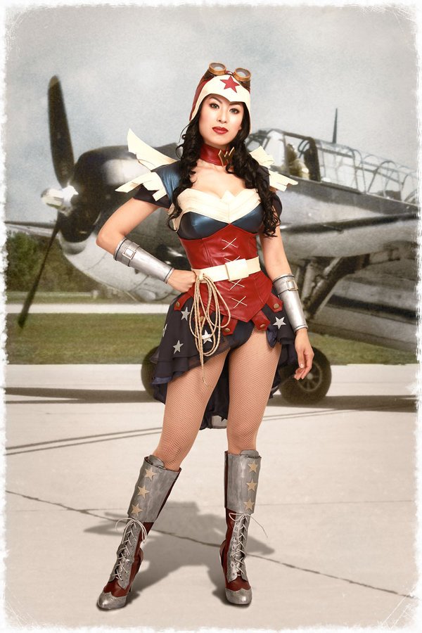 Satu dari Sederet Cosplayers Wonder Woman Ini Ada yang Cowok Loh. Bisa Menebak yang Mana?