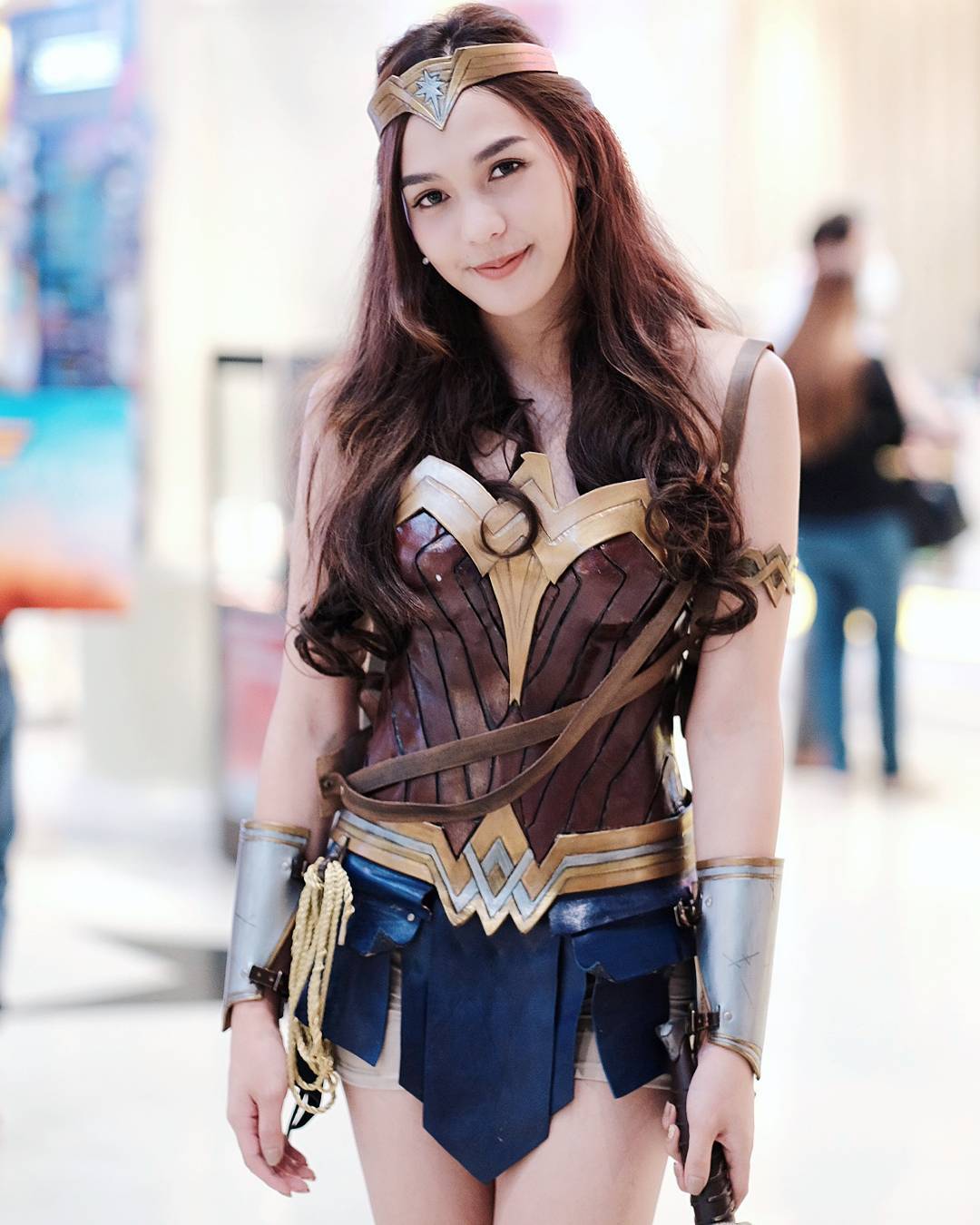 Satu dari Sederet Cosplayers Wonder Woman Ini Ada yang Cowok Loh. Bisa Menebak yang Mana?