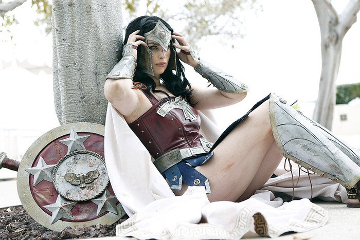 Satu dari Sederet Cosplayers Wonder Woman Ini Ada yang Cowok Loh. Bisa Menebak yang Mana?