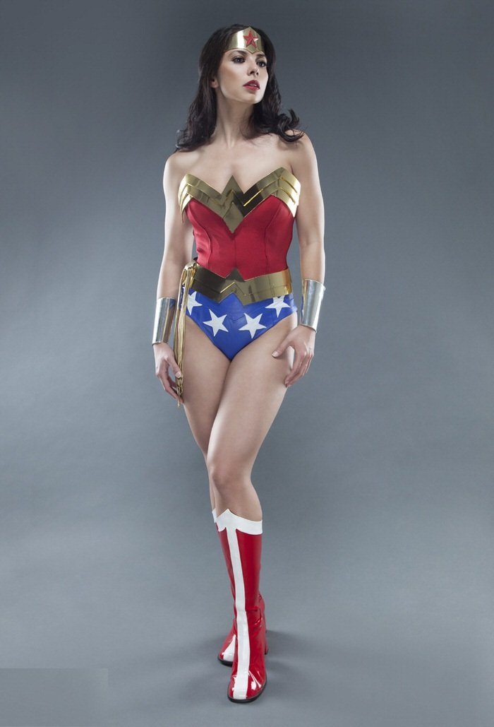 Satu dari Sederet Cosplayers Wonder Woman Ini Ada yang Cowok Loh. Bisa Menebak yang Mana?