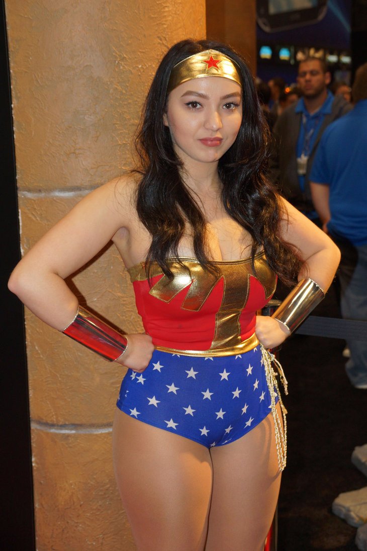 Satu dari Sederet Cosplayers Wonder Woman Ini Ada yang Cowok Loh. Bisa Menebak yang Mana?