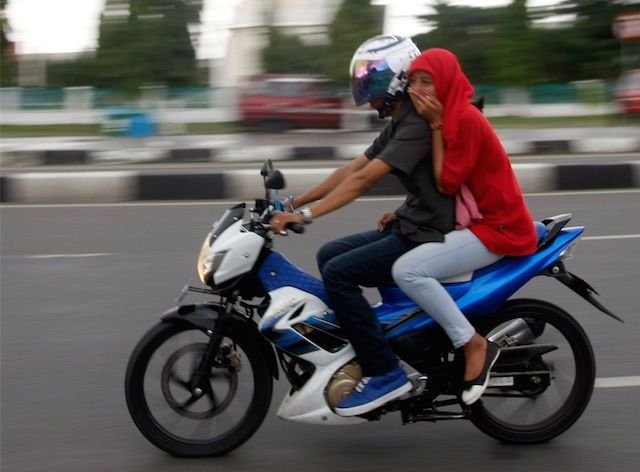 Di Balik Rasa Bangga, 7 Hal ini yang Juga Cewek Pikirkan Saat Dibonceng Naik Motor Sama Pacarnya