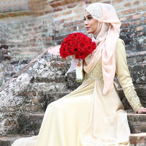 12 Inspirasi Busana Lamaran Berhijab Menutup Dada, Tampil Sopan Nan Elegan di Hari Istimewa