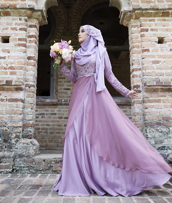 12 Inspirasi Busana Lamaran Berhijab Menutup Dada, Tampil Sopan Nan Elegan di Hari Istimewa