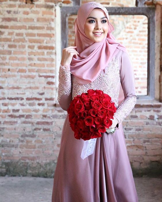 12 Inspirasi Busana Lamaran Berhijab Menutup Dada, Tampil Sopan Nan Elegan di Hari Istimewa