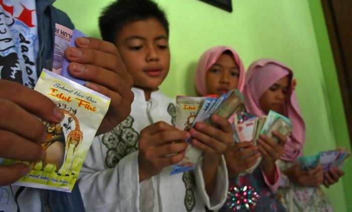 5 Tips Membagikan Angpao Lebaran