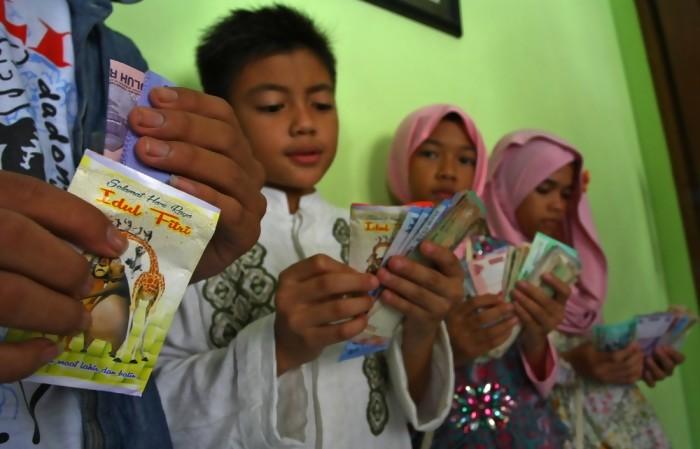 5 Tips Membagikan Angpao Lebaran