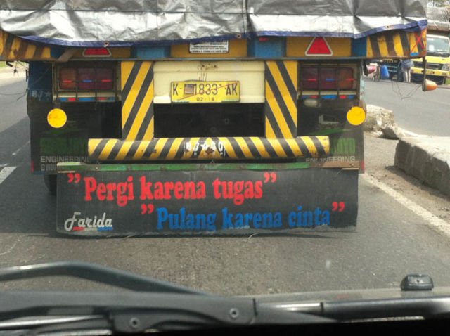 Kontras Dengan Image Supirnya yang Garang, Tulisan di Truk Ini Justru Melankolis. Asli Kocak Ini!